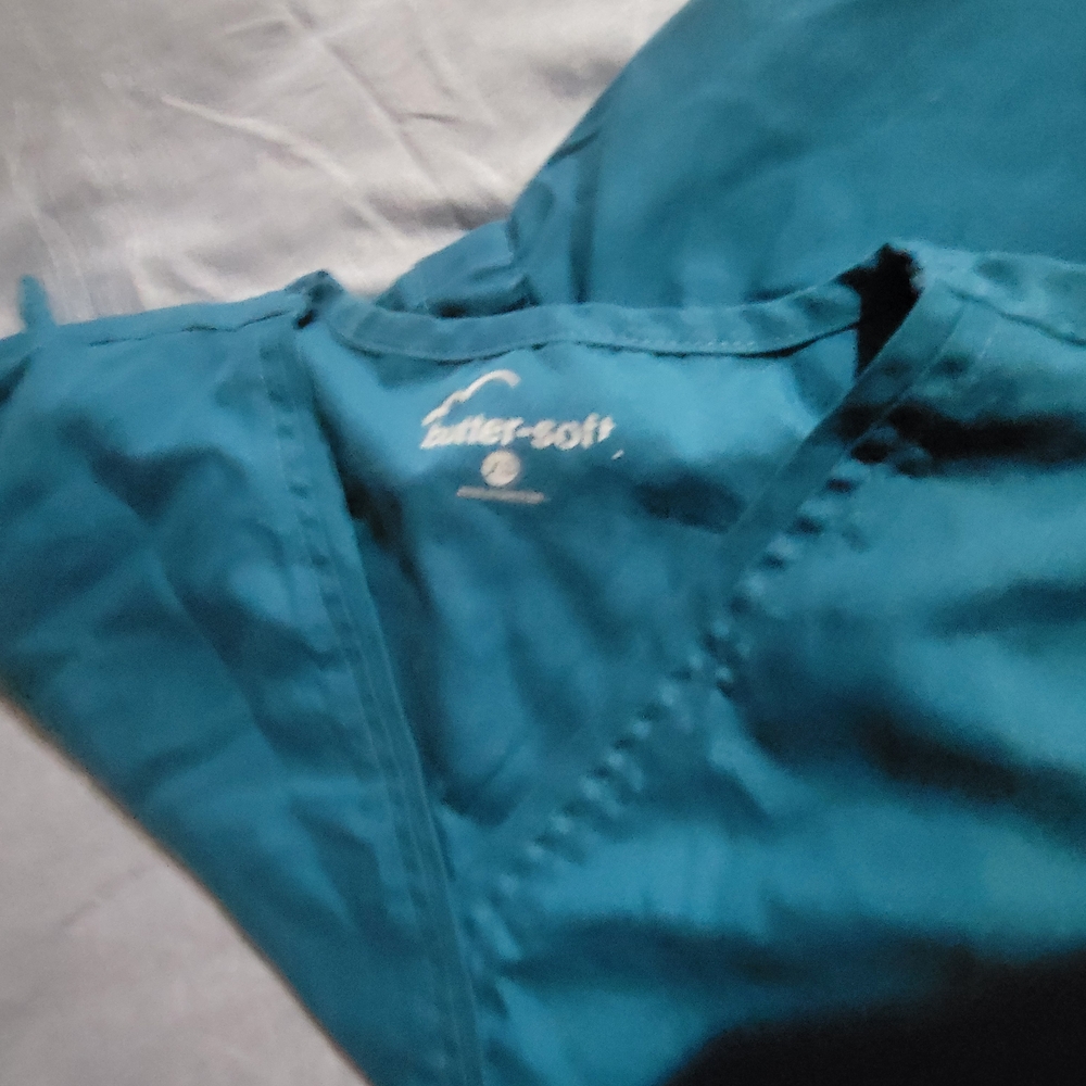 Butter-Soft Teal Scrub Top - Picture 4 of 4
